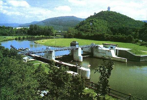 Wasserkraft Wasserkraftwerke: Laufwasser EVU 585 Pumpspeicher 31 Gesamt 7400 Leistung (GW) 4,05