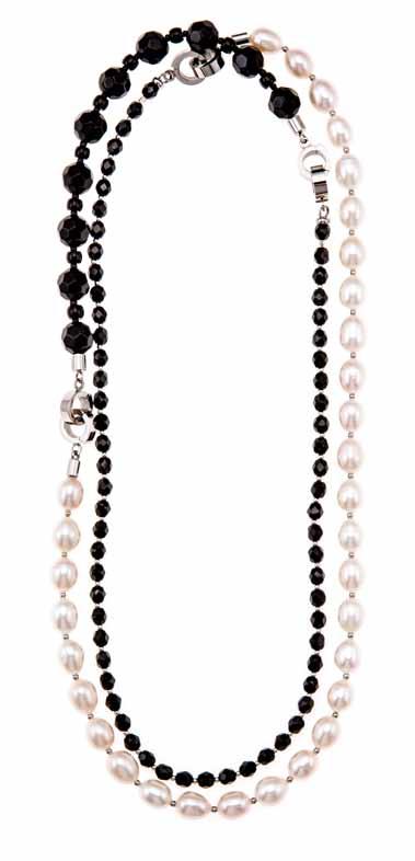 Materialmix in Schwarz-WeiSS Fashion Statements in Schwarz-Weiß gehören zum Klassiker des gekonnten Auftritts. Genau wie echte Süßwasser-Perlenketten.