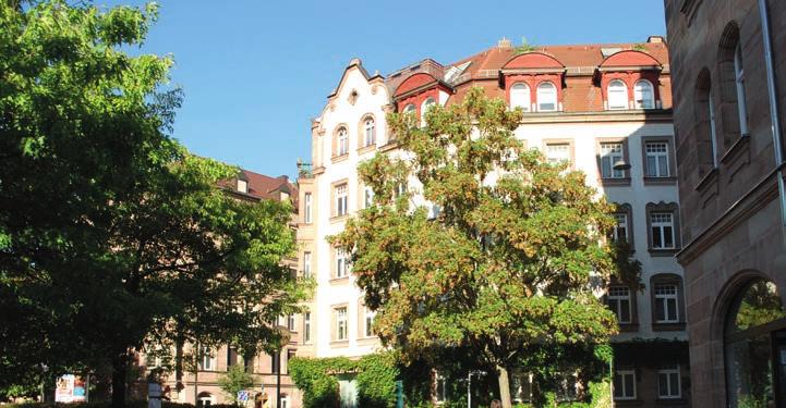 Die geplante Eigentumswohnanlage mit Tiefgarage am Fenitzerplatz greift genau dieses Bild auf. So wird die Fassadengestaltung des Neubaus die Erinnerung an das gründerzeitliche Haus wachhalten.