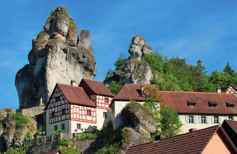 Insgesamt 35 mittelalterliche Burgen und Ruinen überragen die Tallandschaften. Eine perfekte Kulisse für Naturliebhaber und Sportler, die durch kilometerlange Wander- und Radwege durchzogen wird.