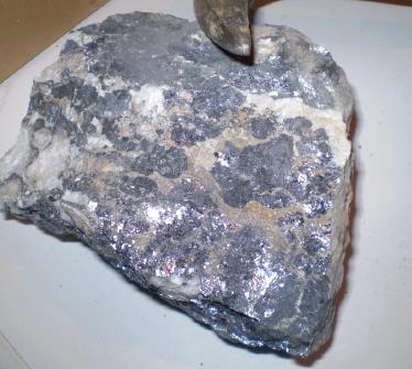 Mineralien, Karsthöhlen (Obir Tropfsteinhöhle) und eine reiche