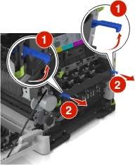 Wartung des Druckers 220 6 Klappen Sie die blauen Hebel am Belichtungskit nach oben und ziehen Sie das Belichtungskit bis zum Anschlag heraus.