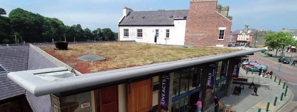 Produkte und Anwendungen Cofi Roc Café Caernarfon, Gwynedd, Wales (UK) Architekt: Aegis Architects Ausgleichende Grünflächen mit dem Kalzip NaturDach Bei flachgeneigten Dächern ist der