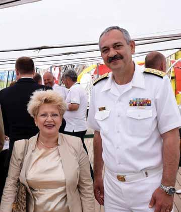 ES doamna Brânduşa Ioana Predescu, ambasadorul Extraordinar şi Plenipotenţiar al României în Regatul Ţărilor de Jos, şi viceamiralul dr. Alexandru Mîrşu, şeful Statului Major al Forţelor Navale.