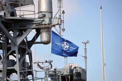 De 13 ani suntem membri NATO Un Rege navigând după Oscar Foto: Ionuþ FELEA Colonel Corneliu PAVEL Statul Major al Forţelor Navale Anul 2004 rămâne un an important pentru istoria post-decembristă a