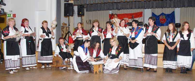 Svečanost su svojim nastupom uveličali Prva tamburica Tirola, KUD Posavina, KUD Rama iz Kufsteina s ramskim običajima, KUD Uzdol iz Uzdola te glazbena skupina Mjesečina.