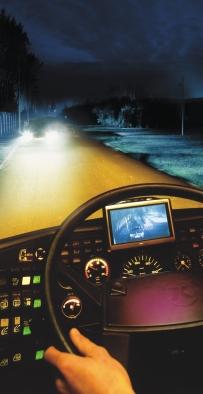 Vision vom Unfallfreien Fahren 21 Night Vision: Zwei Scheinwerfer leuchten mit einem unsichtbaren Infrarot-Lichtbündel die Straße aus.