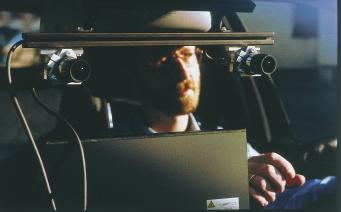 22 Vision vom Unfallfreien Fahren DaimlerChrysler engagiert sich für ein ganzheitliches Sicherheitskonzept Die Stereobildkamera ist der Sensor für den Innenstadtassistent.
