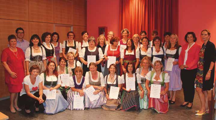 34 WIRTSCHAFT Gemeindezeitung KASTELRUTH Nr. 9 Oktober 2015 BÄUERINNEN Bäuerinnen zeigen wie s geht 35 Bäuerinnen haben am 2. September das Zertifikat als Bäuerin- Botschafterin bzw.