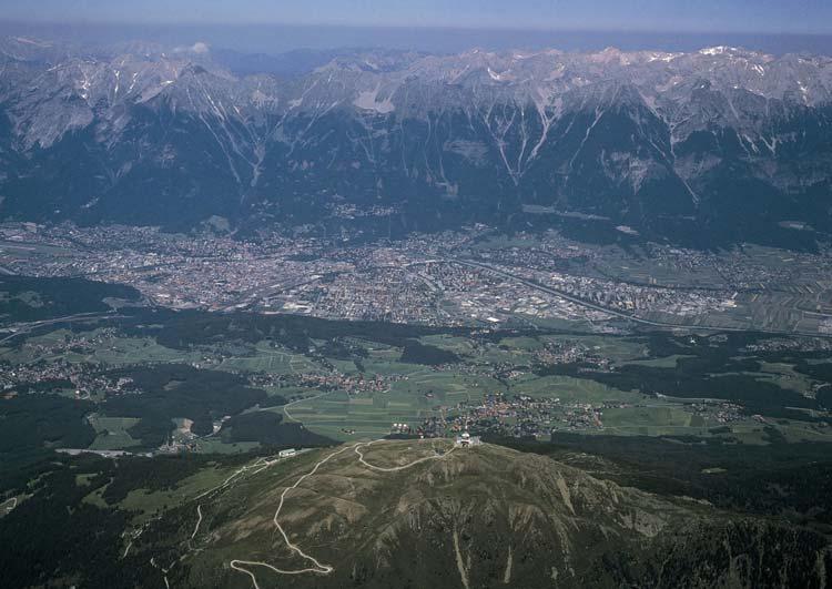THESEN zu den künftigen Herausforderungen der Regionalpolitik aus Sicht Tirols mit dem Schwerpunkt Attraktive Regionen und Standortqualität Verwaltungsbehörde OP RegWf Tirol 2007-2013 STRAT.