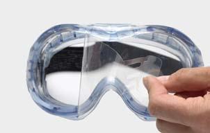 Die Vollsichtbrille kann bei Nichtgebrauch auch oben auf den Helm geschoben werden.
