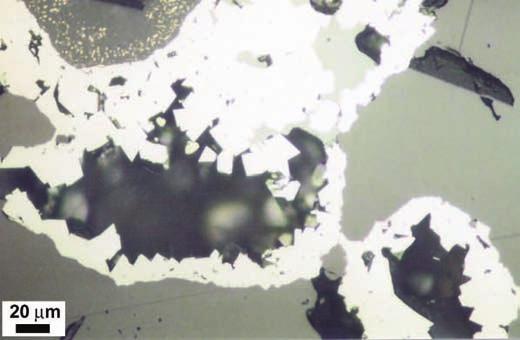 23b Magnetit (grau) und Sphalerit (grau, im Bild oben) mit feinen Chalkopyrit-Entmischungen, werden