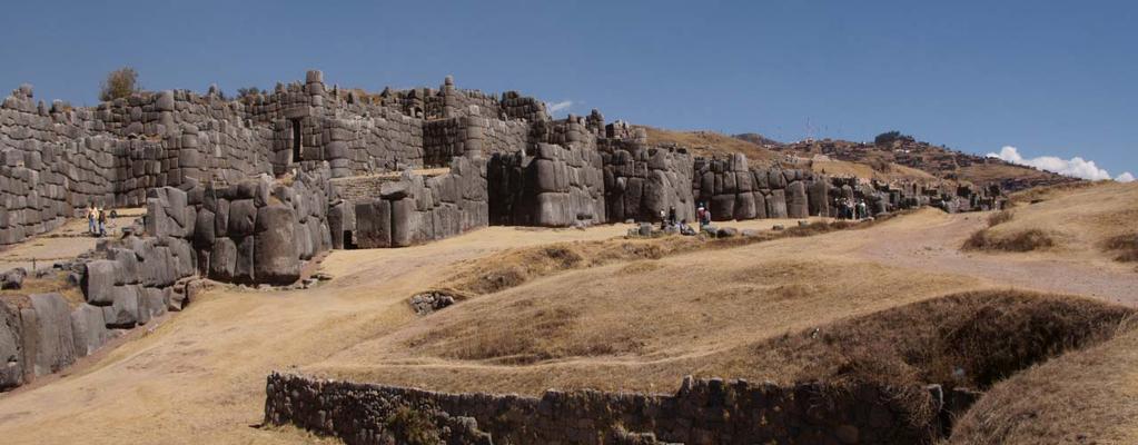 Qenqo ist eine enorme in den Fels gehauene Anlage mit gemeisselten Treppengängen, Öffnungen und Kanälen, in denen wahrscheinlich Chicha (Maisbier) aufbewahrt wurde, die während der Rituale der Inkas