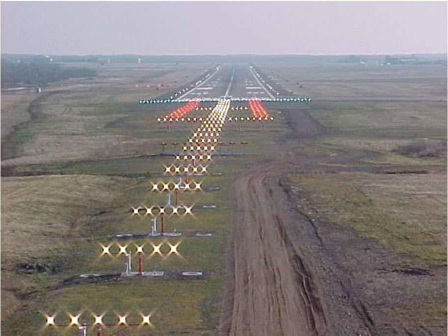 Approach Lighting System Beleuchtungssystem vor der Landebahn Dient der Ausrichtung zur Landebahn und zur Beurteilung von Sichtverhältnissen Lichter in gleichmäßigen Abständen