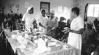Neben Lesen und Schreiben lernen sie die Grundlagen der Hygiene; sie bekommen eine medizinische Grundausbildung und werden in wichtigen Handarbeiten unterrichtet.