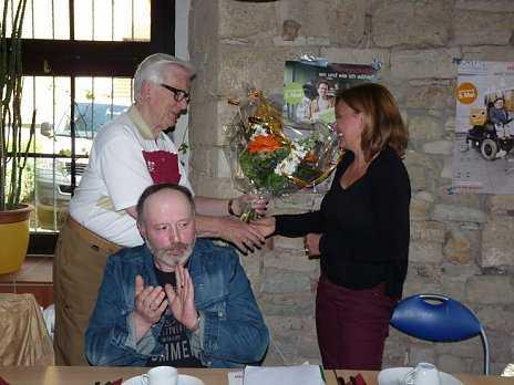 Klaus Everhardt übergibt Cornelia Naumann einen Blumenstrauß für die immer gute Aufnahme im JUST, stellvertretend für alle
