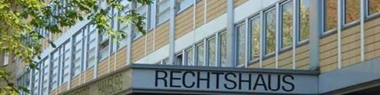 Das Hauptgebäude der Fakultät ist das Rechtshaus an der Rothenbaumchaussee, in dem sämtliche Einrichtungen (Lehrstühle, Fakultätsverwaltung und Zentralbibliothek Recht ZBR) zu finden sind.