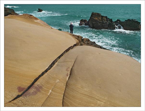 Bild der Woche Im Herbst rollen pausenlos gewaltige Wellen gegen die Küste im Norden Taiwans, besonders beeindruckend ist es bei den schönen Felsen östlich von Yehliou. Foto: Dirk Diestel 6fl., Nr.