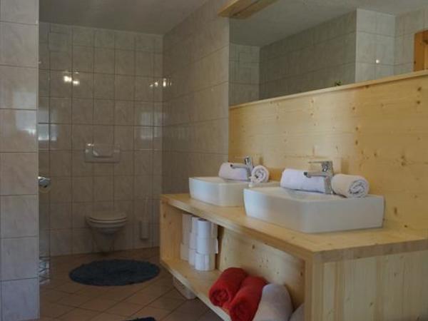Gasthaus Goglhof Fügenberg Alpenblick - Badezimmer Ferienwohnung "Gogl Rem" Rustikal eingerichtete Ferienwohnung im ländlichen Stil - ausgestattet mit 2 getrennten Schlafzimmer mit je einem Sofa mit