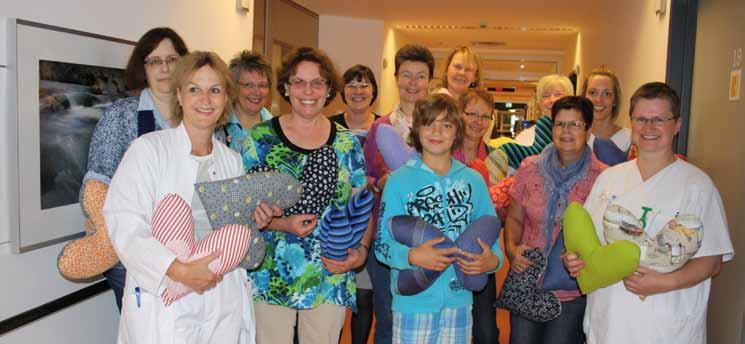 Diese Kissen helfen, die Schmerzen nach einer Brustoperation zu lindern und werden in einigen Kliniken an Patientinnen verschenkt. Herzkissenprojekte gibt es mittlerweile einige in Deutschland.