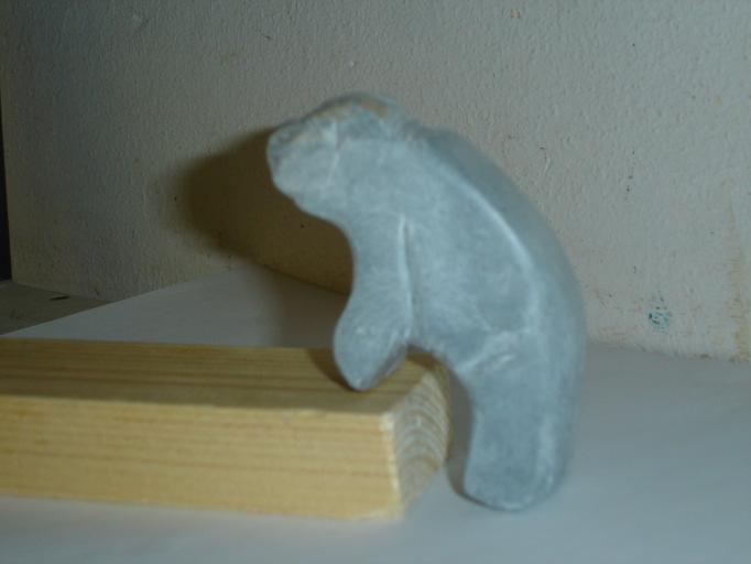 Übung zur Arbeit mit Speckstein (Voraussetzung zur Skulptur aus Speckstein): Speckstein (auch Steatit oder Seifenstein genannt) ist wegen seinem hohen Talganteil ein weicher und dadurch leicht zu