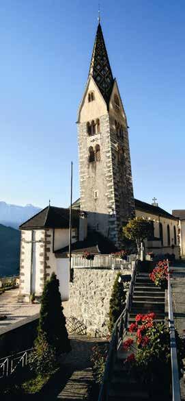 Der schiefe Kirchturm von Barbian La torre pendente di Barbiano The crooked church tower of Barbian Die dem heiligen Apostel und Pilgerpatron Jakobus geweihte Kirche von Barbian wurde im 13.