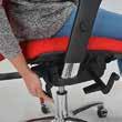 Fixieren Sie die Sitzfläche entweder in horizontaler Position oder nach vorne gekippt (Sitzkeileffekt), wenn Sie die Sitzfläche in der optimalen Position festhalten, und den Hebel