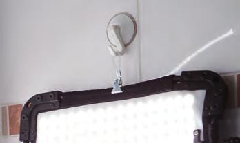 Dieser kann einen 14,4V Akku aufnehmen (SONY BPU Serie) oder extern gespeist werden mit 12-20 V-Gleichstrom Kabel für externe Speisung gibt es mit D-Tap-Anschluss für