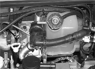 - Unterdruckleitung () am Ladedruckregler des Turboladers ausbauen - Wärmeschutz () gemäß Abbildung zurückschieben - Schlauch (, ) abziehen und um 60 mm kürzen -