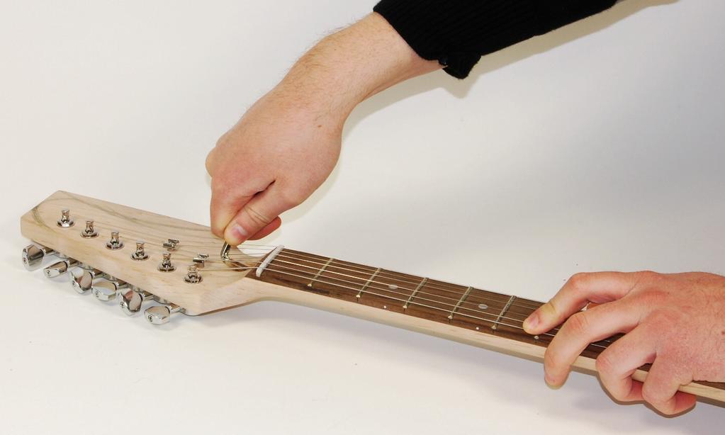 Einstellen der Trussrod und der Octav- bzw. Bundreinheit Nachdem die Gitarre gestimmt wurde ist festzustellen, dass der Hals mit großer Wahrscheinlichkeit nicht gerade ist bzw.