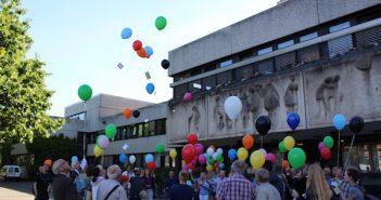 im Ahrensburger Rathaus aus. Luftballons mit Kärtchen sollen auf die Ausstellung aufmerksam machen. im Ahrensburger Rathaus aus.