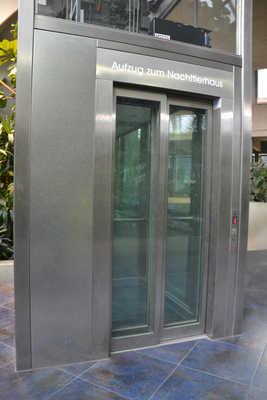 0) Aufzug im Aquarium Ein abgehender Notruf im Aufzug wird akustisch bestätigt.