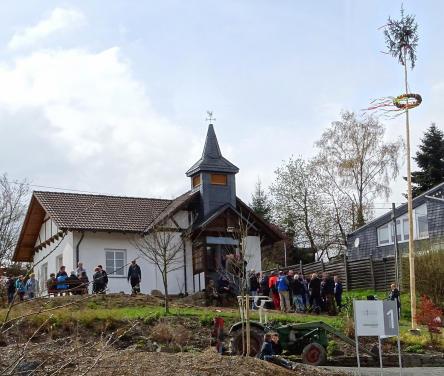 Aus der Gemeinde Gemeinsam geschafft Meiswinkler Bürger übernehmen das Glockenhäuschen Die Kirchengemeinde Oberholzklau sah sich im letzten Jahr gezwungen, aus finanziellen Gründen einige Gebäude
