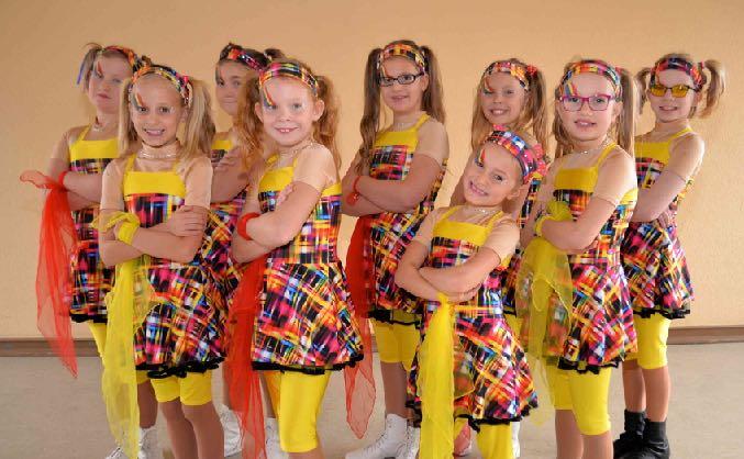 Kinder- Jugendarbeit Kelzer Blömche Die Kelzer Blömche sind 10 Mädchen, die im 5.Jahr zusammen tanzen.