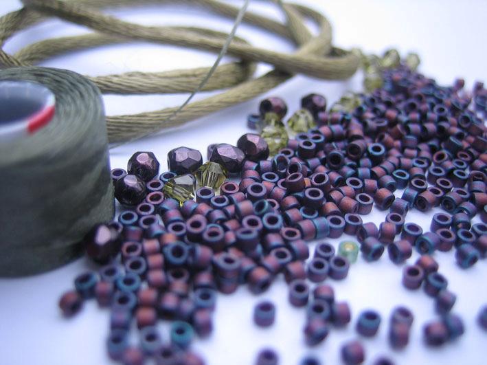 in unterschiedlichen Größen. Diese Japanischen Perlen sind bekannt für ihre Regelmäßigkeit. Jede Perle entspricht exakt der anderen.