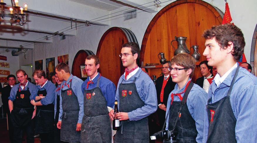 Ein eingespieltes Team: die Höngger Zunftgesellen, Wein-Mundschenken bei Apéro und Nachtessen Licht der Zünfterlaternen via Regensdorferstrasse und Meierhofplatz zu seinem Zunfthaus am Zwielplatz, um