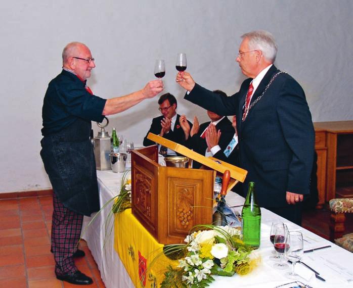 Zunftmeister Daniel Fontolliet wird der Zunftwein 2011 vom Klingen durch Rebbaugruppen-Obmann Andreas Köhler präsentiert (im Hintergrund, sitzend: