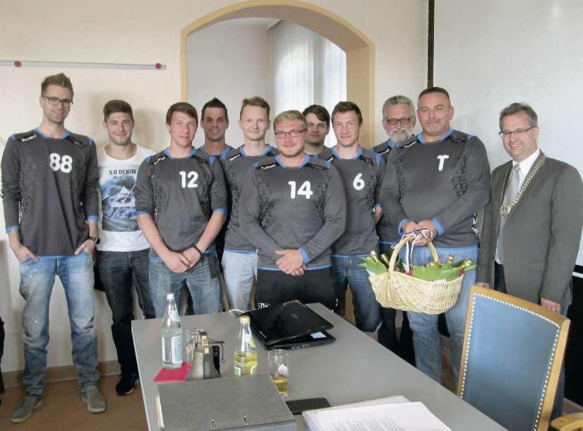 Mein Verein 17 Creußen Handballclub Als Meister der Bezirksklasse Ost ließ sich die Herrenmannschaft des Handballclubs Creußen mit Trainer Gerhard Müller in der Stadtratssitzung feiern.