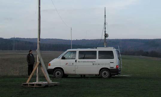 Frequenz, f, im Bereich Grenzwert der Störfeldstärke (Spitzenwert) in 3 m Abstand db(µv/m) 1 ) Dies entspricht der äquivalenten Strahlungsleistung von 20 dbpw 2 ) Der Wert von 18 db(μv/m) gilt nur