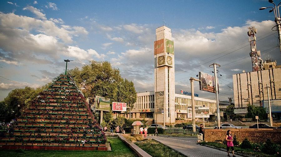 Nach dem Ausruhen und Frühstuck im Hotel fahren Sie zum Naturpark Ala Artscha, der sich 40 km südlich von Bischkek in einer malerischen Schlucht befindet.