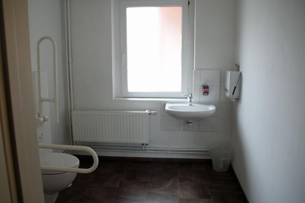 WC für Menschen mit Behinderung WC WC Zugang Lichte Breite der Tür: 90 cm Kleinere Bewegungsfläche