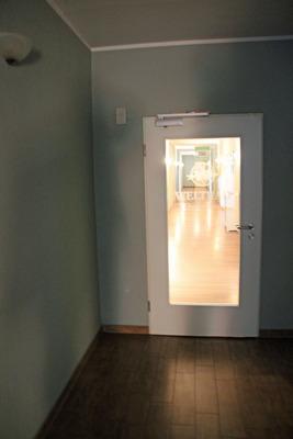 Kleinere Bewegungsfläche vor/hinter der Tür - Breite: 150 cm Kleinere Bewegungsfläche vor/hinter der Tür - Tiefe: 250 cm Höhe der Türschwelle: 0 cm Tür von Rezeption zum Flur zu den Zimmern Tür