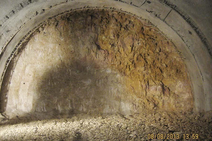Bild 5: Mit Blöcken gefüllter Karsthohlraum im Steinbü