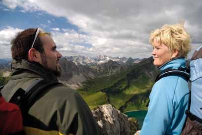 Oben angekommen tut sich uns ein völlig neuer Blick auf Lailachspitze (2274 m) und Lachenspitze (2126 m) bilden den Abschluss des Birkentales. Lust auf die Schochenspitze?