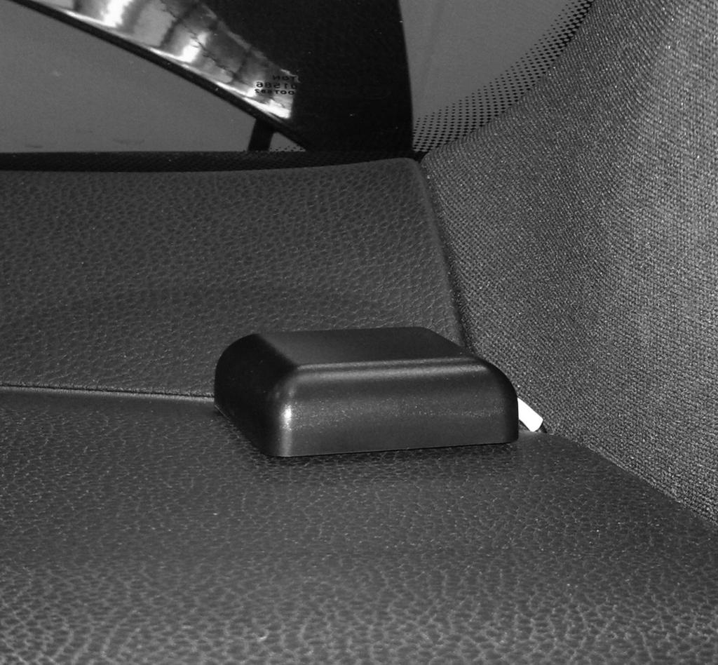 2 GPS antenna: The GPS (2) antenna must be mounted horizontally in front on the dashboard (ensure a clear view to the sky). A metalized windscreen allows no reception.