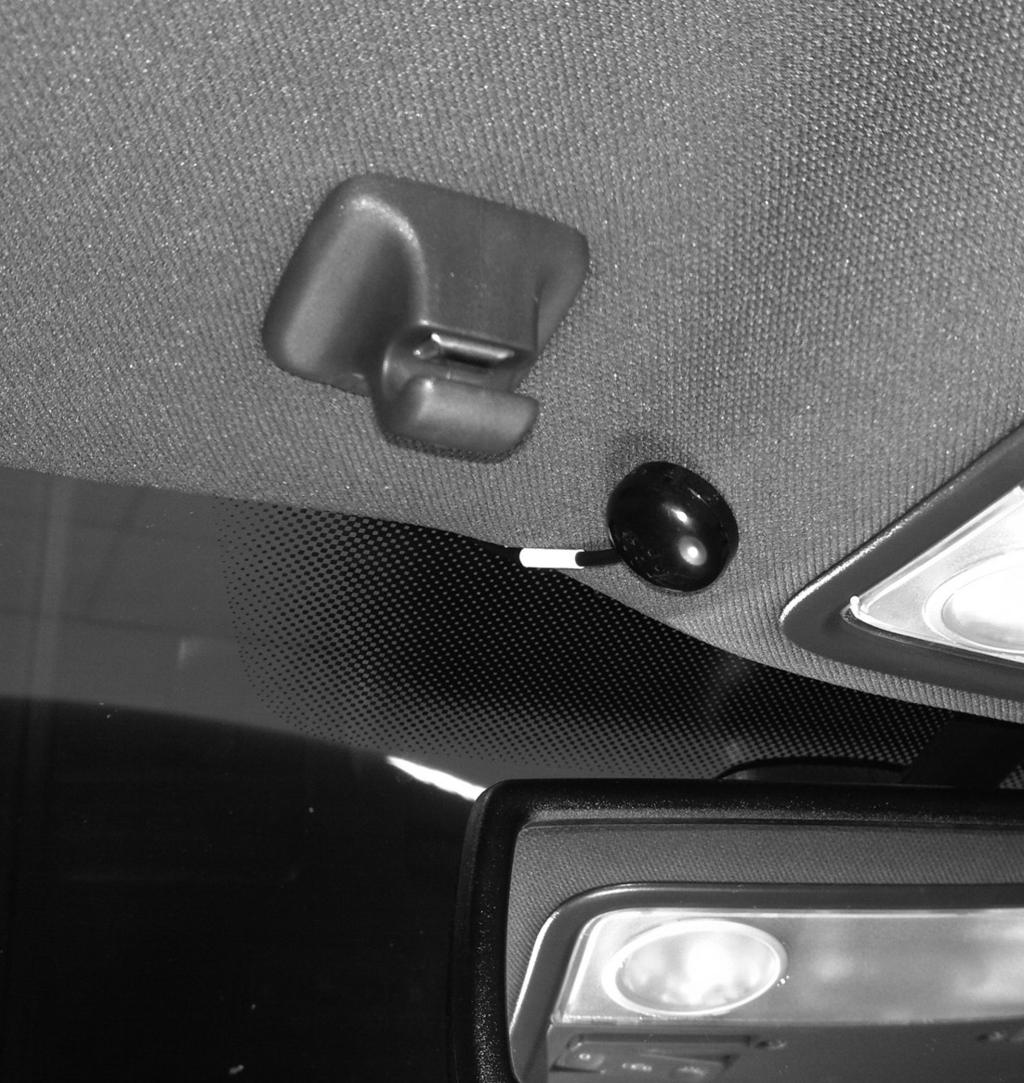 Die Installation der beiliegenden GPS Antenne entfällt. USB Connectors: Route the cable () to a desired location, such as the glove box. If necessary, you must drill openings.