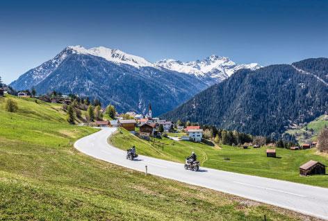 Atemberaubende Motorradtouren über traumhafte Passstraßen von Westtirol, Südtirol, Italien und der Ostschweiz begeistern zahlreiche Motorradfahrer.