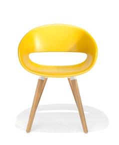 Kunststoff und Holz in guter Verbindung. Die Sitzschale aus Polypropylen mit leichter Oberflächenstruktur gibt es in fünf harmonisch aufeinander abgestimmten Farben.