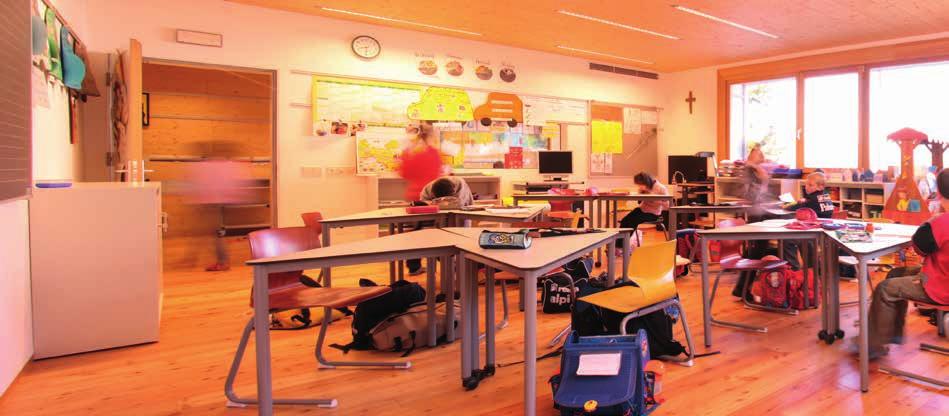 Jede Klasse hat zwei große Türen und ein großes Fenster zur Lernwerkstatt hin. Die Räume zwischen den Klassen-/Lernräumen sind die Lernwerkstätten.