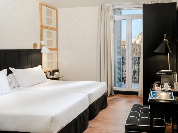 BASIC ZIMMER Doppelzimmer: Komfortable Zimmer mit Blick auf den Innenhof des Hotels.
